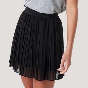 Nakd kjol - Säljer dessa tre nakd kjolar för 100kr styck. Har aldrig användt dom så de är i väldigt fint skick. Alla är i storlek s och är svart, rosa och grön/blå. Antingen 1 för 100kr eller alla 3 för 200kr:)