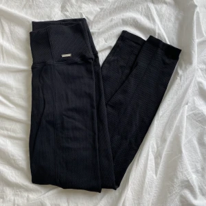 AIMN LUXE SEAMLESS - Säljer mina luxe seamless tights ifrån Aimn i färgen svart. Storlek M :) varan är i nyskick använda ett fåtal gånger 