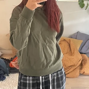 Grön hoodie - Super skön och snygg hoddie som jag inte använder längre! Den är lite skrynklig men förutom det så finns det inga defekter. Snöret har åkt ut men det är bara att sätta in igen!:)