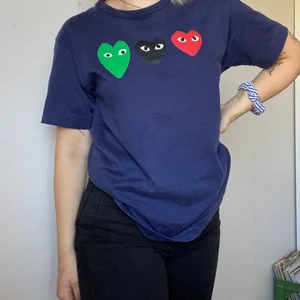 Comme des garcons - CDG t-shirt i toppen skick. Marinblå.  Brukar vanligtvis klä mig i XS/S. Denna t-shirt är i Storlek M, Herr modell och sitter snyggt oversized
