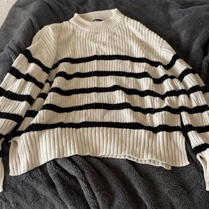 Stickad tröja - Jättefin stickad tröja i st Xs (nyskick), säljer för att den aldrig kommit till användning. Nypris 399 kr🥰