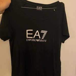 Äkta Armani EA7 t-shirt i super skönt material nästan intill oanvänd. I nu skick och köpt från JD. Taggar och en QR kod finns för att verifiera dess äkthet❤️ den är köpt på dam avdelningen. I storlek S. Sitter figurnära. Köptes för 500kr❤️ 
