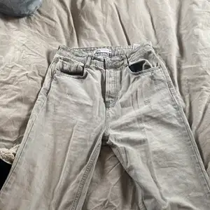Oanvända zara jeans! Super bra skick och snygga! Säljer pågrund av att dom är lite stora på mig! 