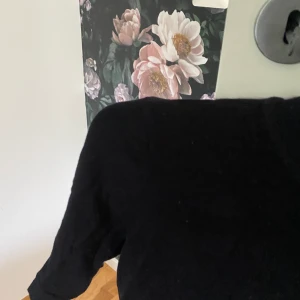 Finstickad topp - Superbekvän finastickad topp. Oklart vilket märke och storlek, men passar mig med storlek S-M. 40 kr + frakt💕