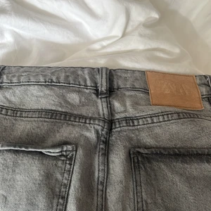 Grå zara jeans  - Säljer dessa supersnygga Zara jeans, i en snygg grå färg. Säljs pga dem aldrig blivit andvända.