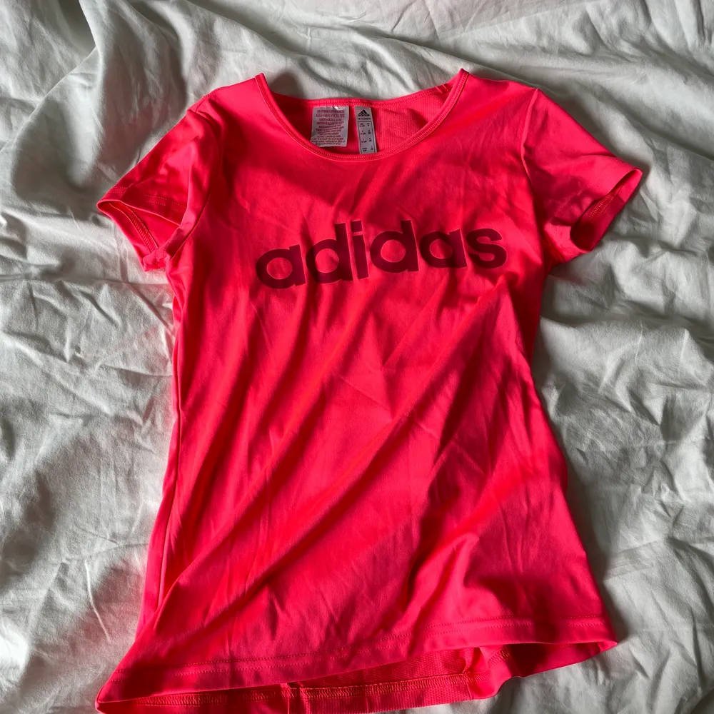 Hej jag säljer en neon rosa träningströja i M men funkar som en S eller XS säljer för 50! Tvättas inan den sckickas . T-shirts.