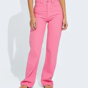 Fina rosa jeans som endast är provade och säljer dom då de är för små för mig . Märket never denim och köpta på bikbok för 599 kr midja 27 längd 32