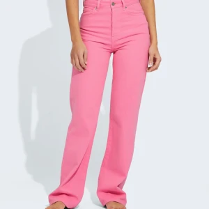 Rosa jeans  - Fina rosa jeans som endast är provade och säljer dom då de är för små för mig . Märket never denim och köpta på bikbok för 599 kr midja 27 längd 32