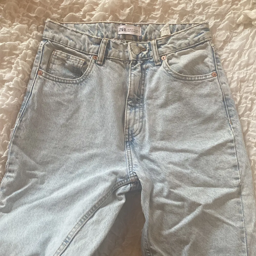 Säljer dessa mom jeans från zara då de inte kommer till någon andvändning. Jeansen är i nyskick då det enbart är provade💕skulle säga att längden passar någon runt 160-165 då det gick till anklarna på mig som är 176💕💕köparen står för frakten. . Jeans & Byxor.