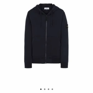 STONE ISLAND ZIP HOODIE - Säljer min stone island zip hoodie då jag behöver pengar. Äkta såklart! Strl 170 och sitter lite oversize på mig som är en 165. Priset är inte hugget i Sten så skicka gärna iväg ett dm 