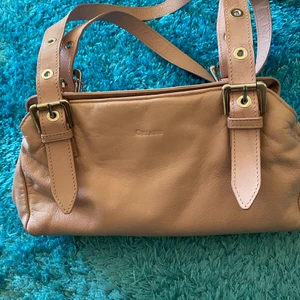 Läder handväska  - Knappt använd i mjukt läder ljusrosa med många fack