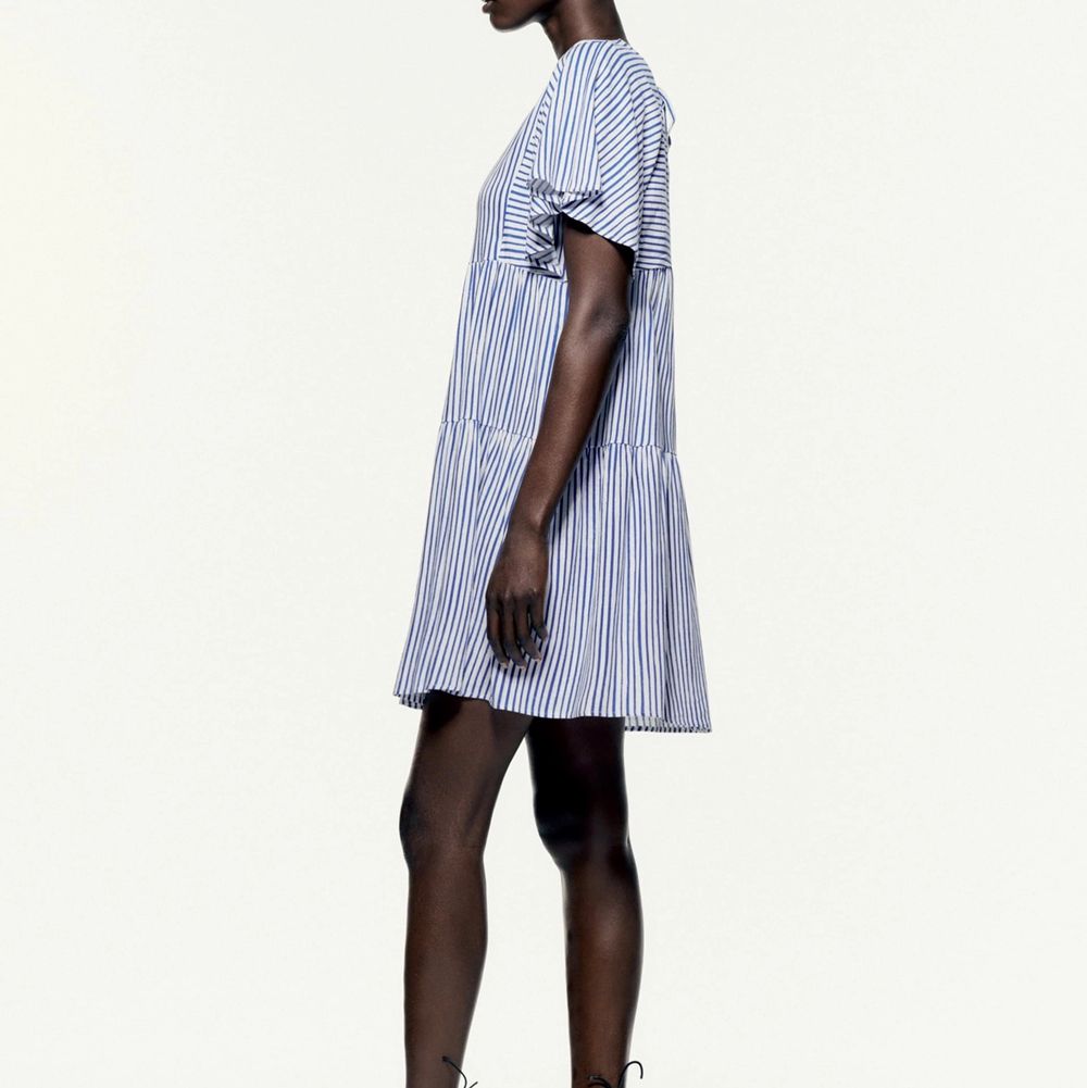 Blå Zara blå randig klänning i 100% linne | Plick Second Hand