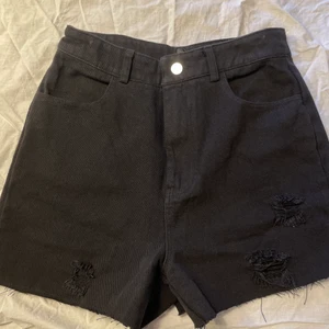 Jeans shorts  - Svarta oanvända jeansshorts i riktigt fint skick, säljer pågrund av att dem inte är min stil! Pris kan diskuteras! 