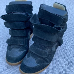 Isabella marant  - Säljer mina äkta Isabella marant i svart som är använda ett fåtal gånger❤️‍🔥