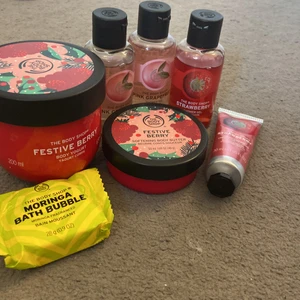 The body shop kit - Body shop produkter som nästan är helt oanvända. Body buttern är använd en gång och samma sak med body yougurten. Handkrämen är helt oanvänd inte ens öppnad. En av punk grapefruit shower gel är använd on gång samma sak med strawberry shower gelen.