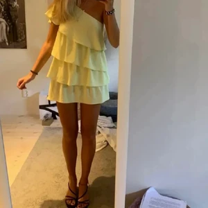 Zara klänning - Säljer denna jätte söta fina sommarklänningen från zara i st S❤️det är en liten fläck på den som säkert går bort med fläckborttagning 