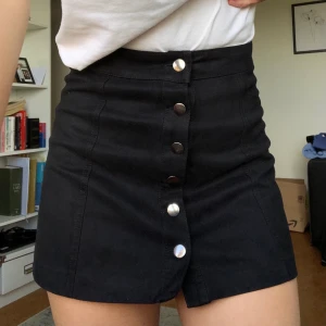 Svart kjol  - Svart kjol från Zara i bra skick. Säljer pga för liten för mig. 