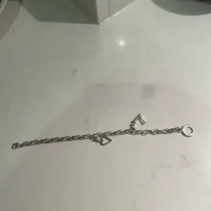 Säljer detta Thomas Sabo armbandet i silver, tillkommer två berlocker som man självklart kan ta bort om man vill! ❤️