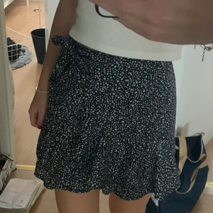 Kjol - Svart kjol med vita prickar på som inte kommer till användning längre, stl s