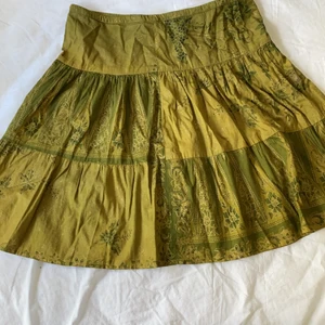 Superfin mönstrad kjol! - Denna kjol köpte jag på stadsmissionen men den har inte kommit till användning tyvärr. Superfint mönster med knytning baktill. Hör av dig om du har frågor :) 