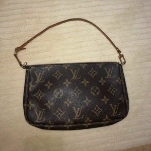 Louis vuitton väskan - Intressekoll för min vintage louis vuitton väska, inga repor i väldigt bra skick. Kan skicka fler bilder vid behov. Äkthetsbeviset följer med