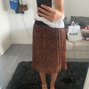 Brun leopard kjol - Denna kjolen är köpt ifrån Lindex, använt den max 6 gånger så det är väldigt bra skick! Den är i st 158/164 men passar även mig som har st 170! Detta är alltså en snygg långkjol!