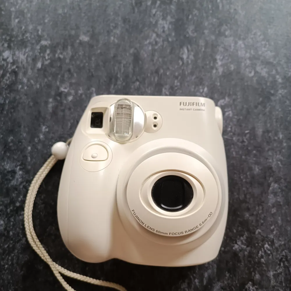 Söt kamera med direkt framkallning av Polaroid bilder. Kul grej att ha!. Accessoarer.