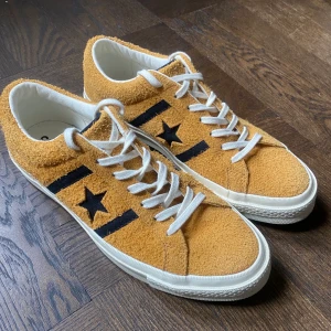 Converse one star  - Converse one star i yellow suede! Sparsamt använda så ser ut som nya! Kan mötas upp eller posta, då står köparen för frakt🌸