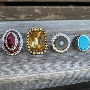 stora vintage ringar! - så otroligt najs stora ringar som gör en hel outfit. två av dem (gul och blå) är inte justerbara men om ni vill ha någon av dem i en annan storlek kan jag fixa det för 5kr extra. sparsamt använda och i väldigt bra skick! <3