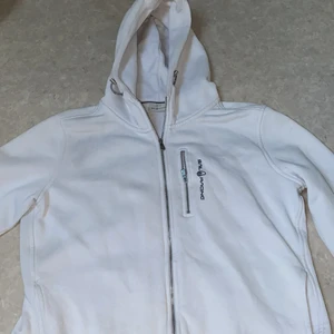 Sail racing kofta - Säljer min fina sail racing kofta köpt för 1300 på hemsidan, använd 6 gånger och den har blivit lite för stor för mig. 