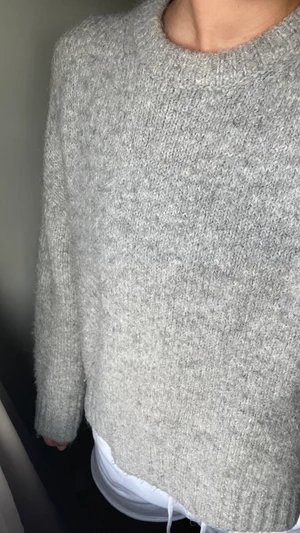 Stickad tröja - Grå stickad tröja från Zara. Storlek m