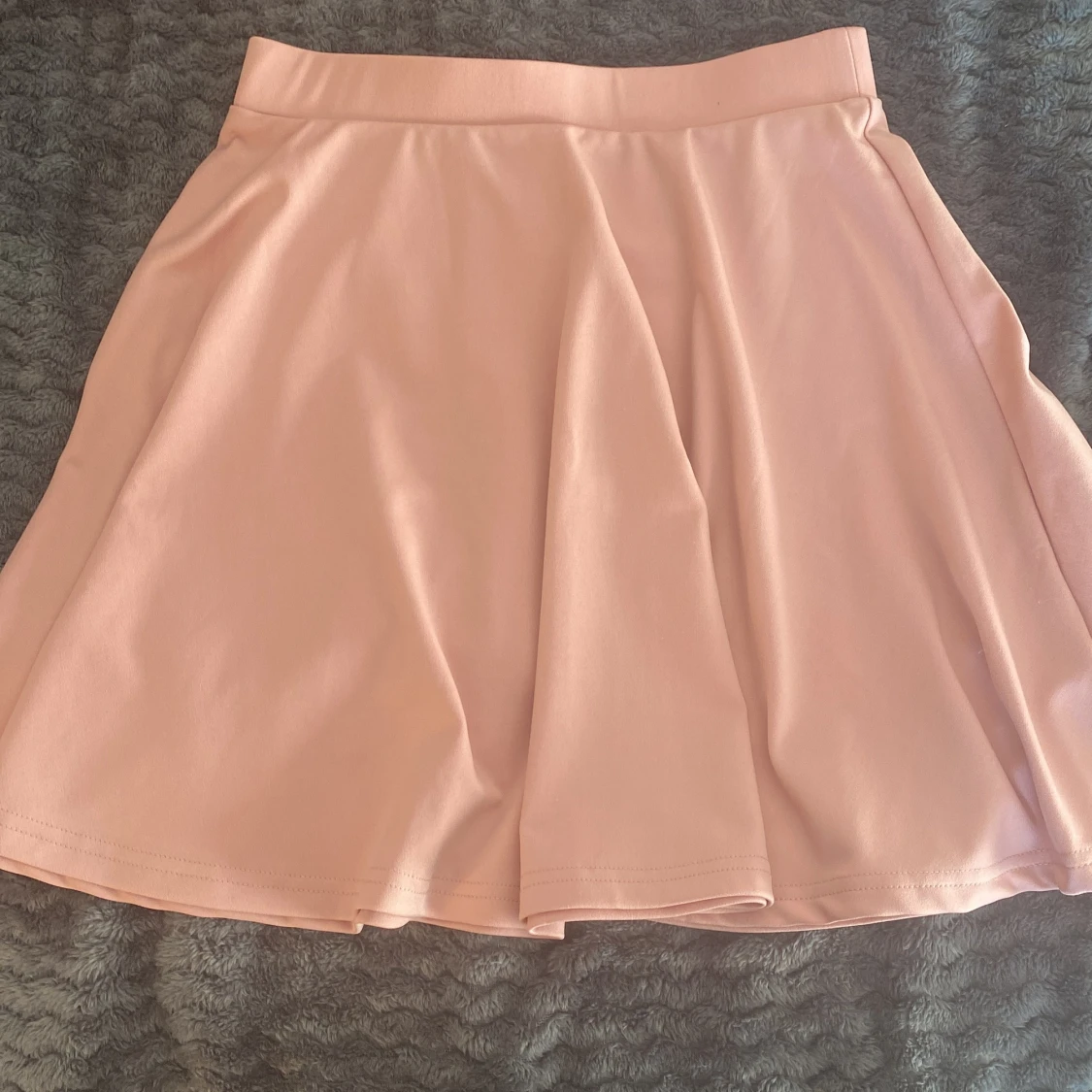 En rosa ganska kort kjol