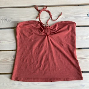 Halterneck topp - Halterneck topp i superfin färg! Storlek L men passar M också. Lätt att sy in om man vill ha den mindre! Bra skick❤️