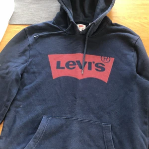 Levis Hoodie - En mörkblå levis hoodie
