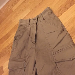 Cargopants - Jag är ungefär 160 o byxorna är ett par cm korta för mig. Använda runt 3 gånger. 