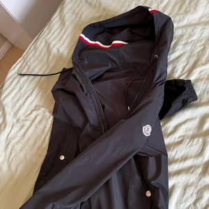 Moncler grimpeurs storlek M,  - Köpt från Mytheresa för 5000kr, säljer den för 2800kr frakt ingår. Använd men i bra skick!