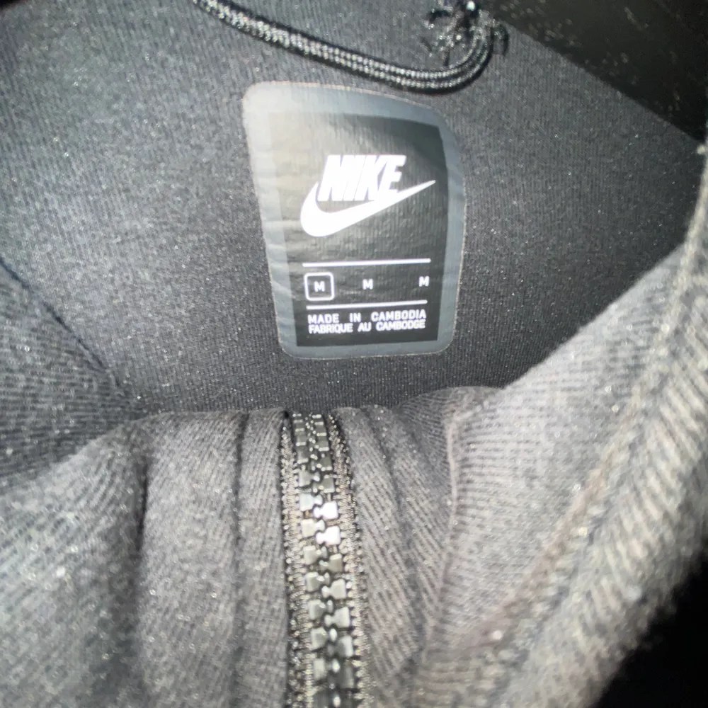 Mycke använd svart Nike tech fleece kofta  Den man drar i har de gått i sönder fast det är inte riktigt något man ser om inte kollar noga . Hoodies.