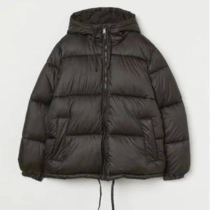 Vinterjacka Hm - Älskar denna slutsålda svarta jackan från hm men vill köpa en ny, passar alla mellan strl M-Xxs, säljs dock endast vid bra bud☺️💘