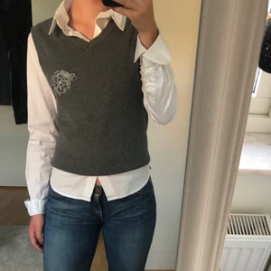 Grå Väst - Säljer denna jättefina gråa väst ifrån Lindex!🤩 Den är i storlek 152 men den är ganska stor i storleken så den passar mig som har S annars!😋 Den har ett coolt tryck på bröstet också!😉 Nypriset var 159kr men jag säljer den för endast 50kr+ frakt!😍