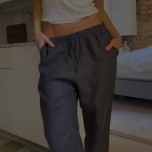 Linnebyxor - Slutsålda linnebyxor från hm!  Så snygga men kommer tyvärr inte till användning💕 är 175 och dem är lagom långa på mig 💖💕 skriv för fler bilder, köptes för 299 Direktpris 320 + frakt