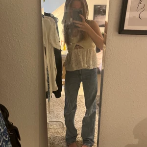 Blåa jeans - Blåa jeans från bershka i storlek 34, mått kan skickas!💗 är i bra skick men kommer inte till användning. Är 164 lång å dem är lite långa på mig. Köpte för 500kr men säljer för 150 då dem måste bli sålda. 💗