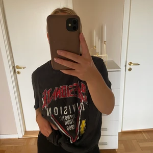 T-shirt med rock-tema - Skön lite oversized t-shirt från Nelly. Storlek M