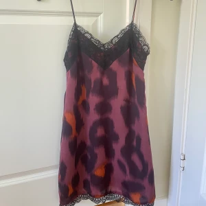 Klänning med spegettiband - Leoprint klänning från Zara storlek XS. 