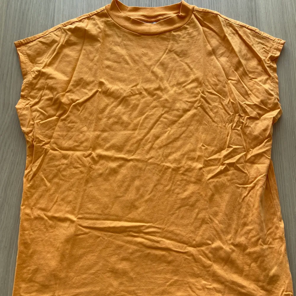 Orange t-shirt från WEEKDAY med lite högre krage. T-shirts.