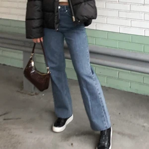 Raka jeans - Säljer dessa sjukt snygga jeans från NA-KD, då de inte kommer till användnig längre. Väldigt fint skick och riktigt snygga till hösten! (Är 1,67 lång) Köparen står för frakten💗🌸skriv dm vid intresse! 