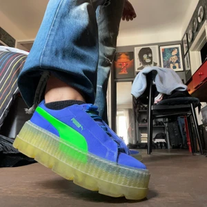 Puma x fenty sneakers stl. 38 - En sneaker från Puma x Fenty 2018, bra skick, lite dammiga och sulan har gulnat en del. För små för mig.