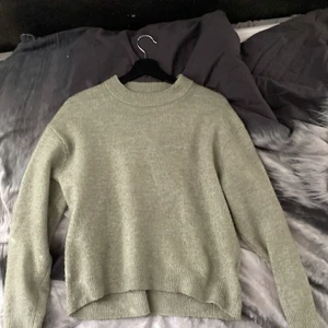 Stickad tröja - Grön stickad tröja från H&M storlek xs 🫶🏻