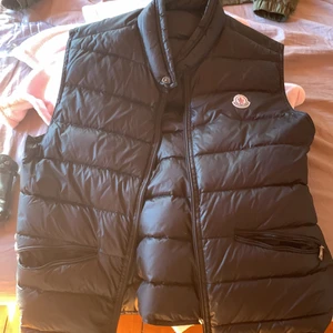 Moncler väst - används inte , bra skick ! 