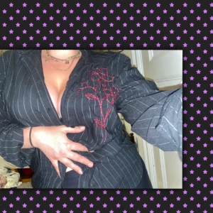 Svartvit randig skjorta med blommotiv - Svartvit randig skjorta med rött blommotiv. Mycket gott skick då jag knappt använt den. Från märket ”Crocker”. Storlek: large.❤️❤️