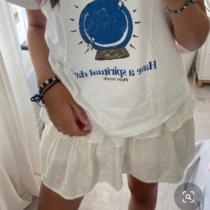 Volang kjol - Säljer denna super snygga volang kjolen ifrån Lindex💓 perfekt till skolstarten  (Lånade bilder)